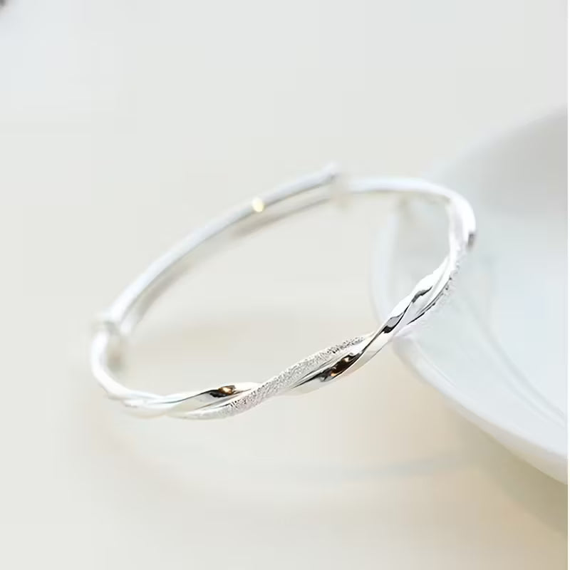 Fashionable Silvery-Plated Möbius Ring Bracelet – Adjustable Twist Design